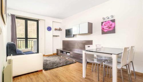 Apartment with Mountain View