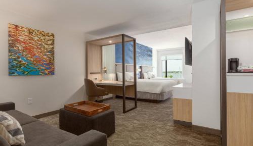 Queen Suite with Water View - Hearing Accessible
