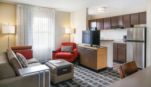 One-Bedroom Queen Suite with Queen Bed and Sofa bed