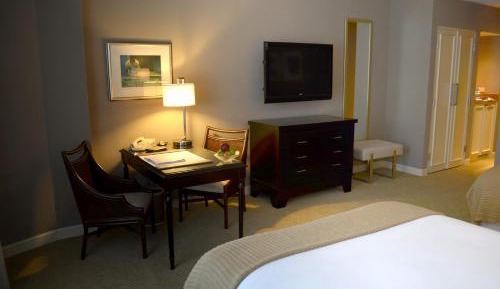 Deluxe Classic King Room - Non-Smoking