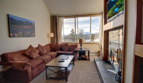 Two-Bedroom Apartment with Mountain View