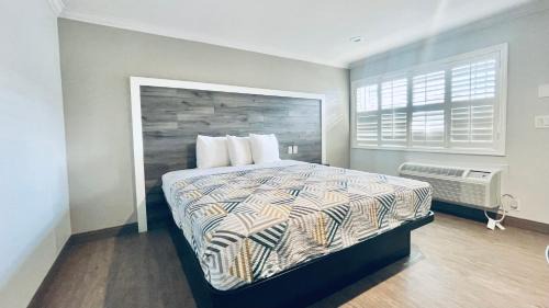 King Room with Roll-in Shower - Disability Access - Non-Smoking