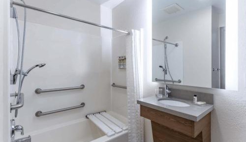 Studio Twin Suite with Accessible Tub - Non-Smoking