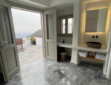 Studio Georgos with Caldera View 