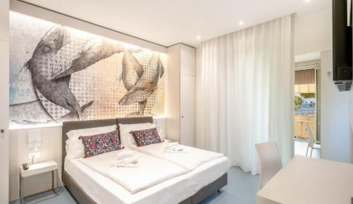 Deluxe Double Room with Side Sea View