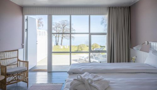 Deluxe Double Room with Side Sea View