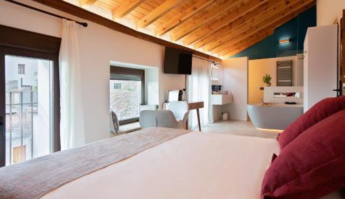 Deluxe Double Room with Balcony, Mountain View and Bathtub