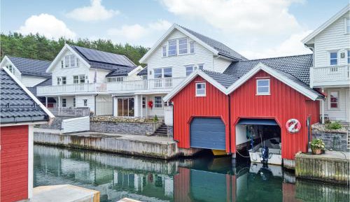 Five-Bedroom Holiday Home