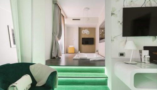 Deluxe Double Bed with Hot Tub