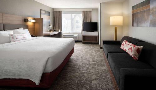 Mobility Accessible Studio Suite King with Roll-In Shower