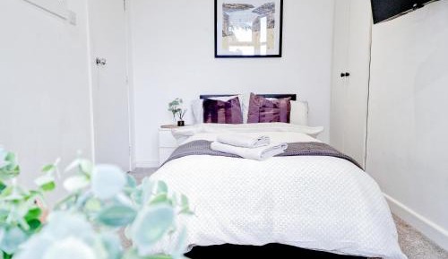 Single Room with Shared Bathroom