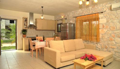 Three-Bedroom Villa with Private Pool- Split Level (6 Adults)