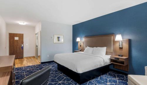 King Room - Mobility Accessible with Roll-in Shower