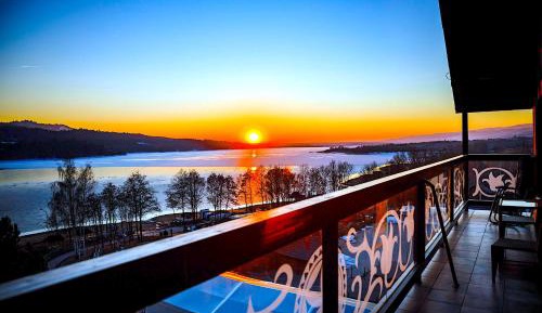Apartment with Lake View