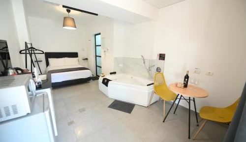 Deluxe Suite with Spa Bath