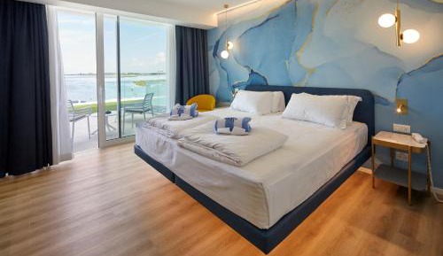 Deluxe Double or Twin Room with Lagoon View