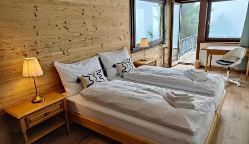 Deluxe Room with Balcony and Lake and Mountain View