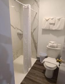 2nd Floor: Oceanfront efficiency with 1 king bed