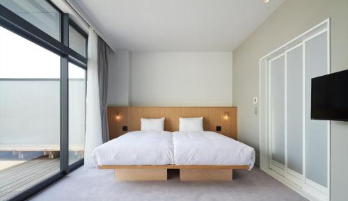 Deluxe Hollywood Twin - Accessible