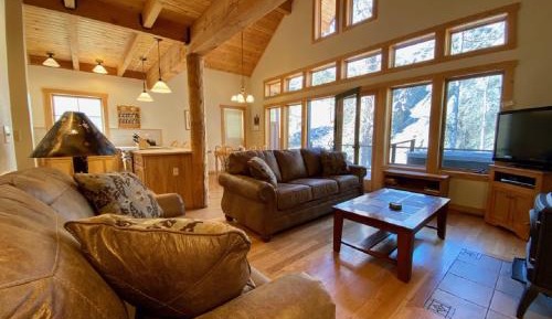 Three-Bedroom Riverside Cabin with Private Deck Hot Tub