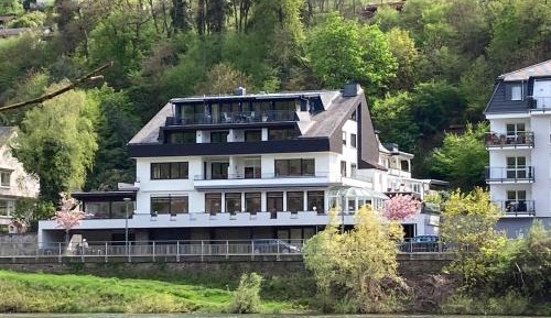 Apartment with Balcony and River View