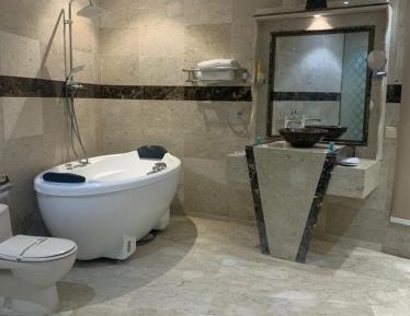 Deluxe Suite with Spa Bath