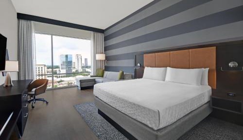 King Suite High Floor Skyline View