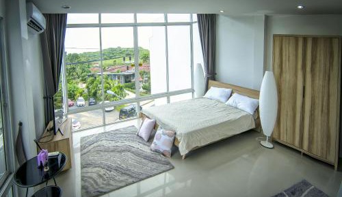 Studio Apartment with Queen Bed