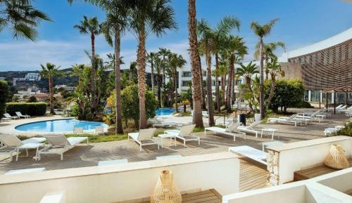 Deluxe Oasis Room - Poolside Access