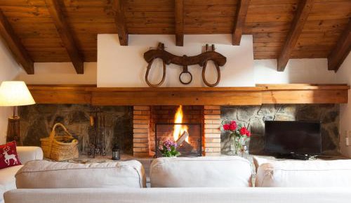 Four Bedroom Chalet Apartment with a Fireplace