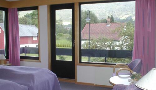 Standard Twin Room with Mountain View
