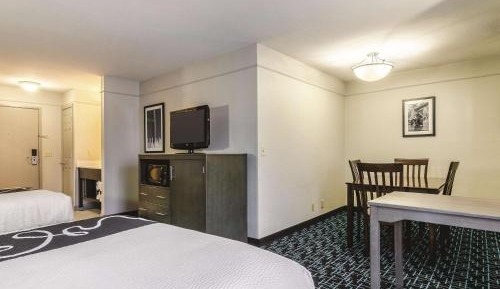 Deluxe King Room - Non-Smoking