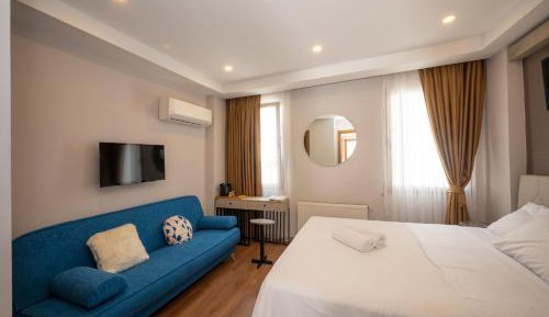 Deluxe Double Room (2 Adults + 1 Child)