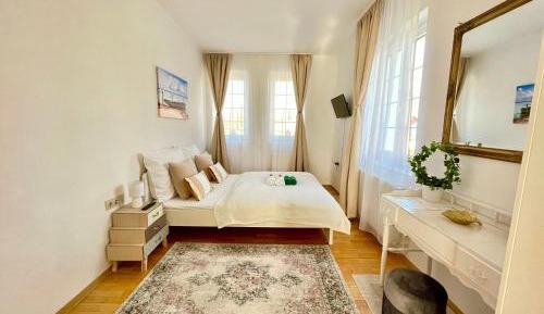 Apartment with Garden View