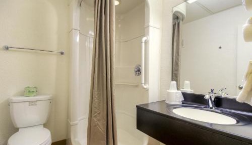 Deluxe Queen Room - Non-Smoking