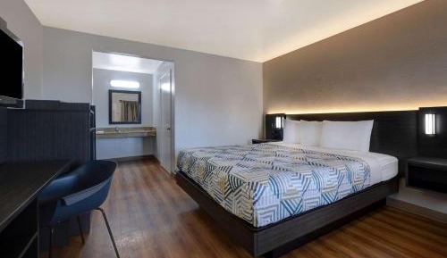 Deluxe King Room - Non-Smoking