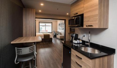Suite with King Bed and Queen Wall Bed
