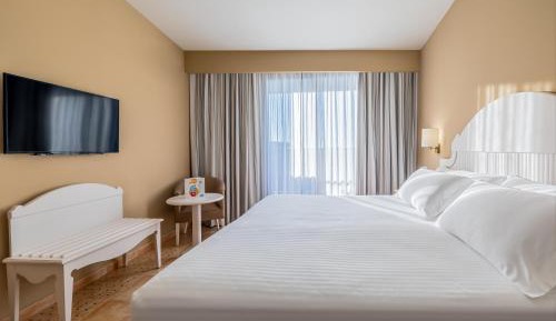 Deluxe One-Bedroom Apartment (2 adults + 1 child)