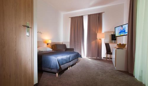 Family Room (2 Adults + 1 Child)