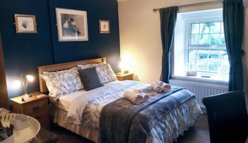 Triple Room / Double Room with Private Bathroom