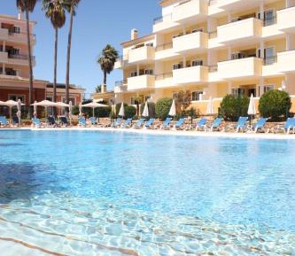 Apartment with Pool View 