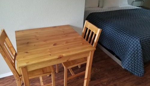 1 King Bed - No Kitchen