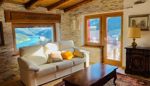 Apartment with Lake View