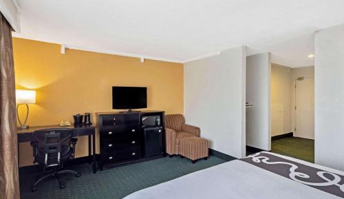 King Room with Bath Tub - Mobility/Hearing Accessible - Non-Smoking