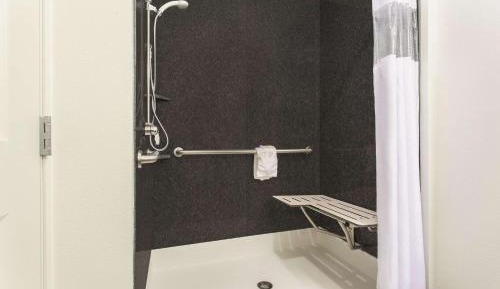 King Room with Bath Tub - Mobility Accessible/Non-Smoking