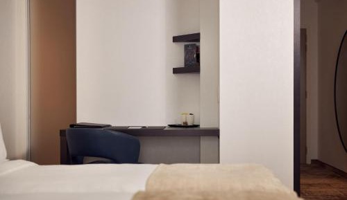 Room with a view on the pond