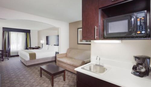 King Suite - Non-Smoking