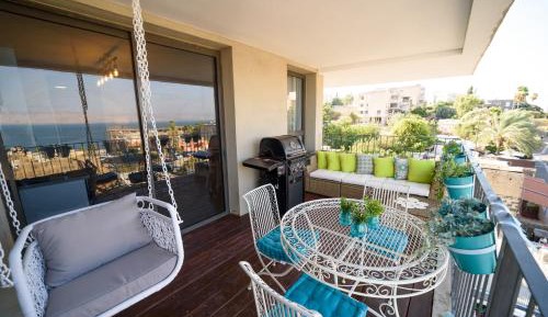Two-Bedroom Apartment with Balcony and Lake View (13)