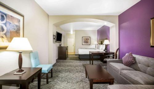 King Family Suite with Tub - Mobility/Hearing Accessible - Non-Smoking