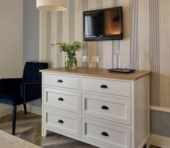 Deluxe One-Bedroom Apartment with Lake View